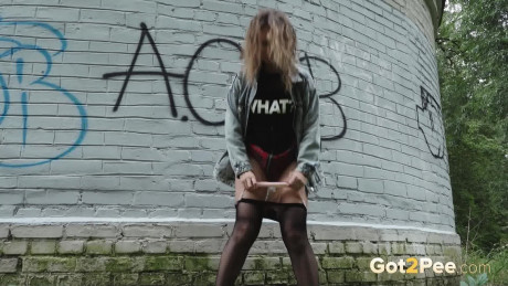 Solo skank gf girl Rita wipes herself after taking a piss near a graffitied building - #666167