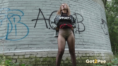 Solo skank gf girl Rita wipes herself after taking a piss near a graffitied building - #666168