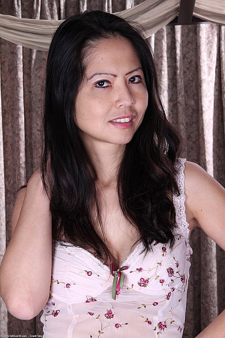 Amateur MILF Ruby Grace unveils her nice boobs and toys her pussy in a solo - Image 1 of 21  in Dildo category   featuring Ruby Grace 