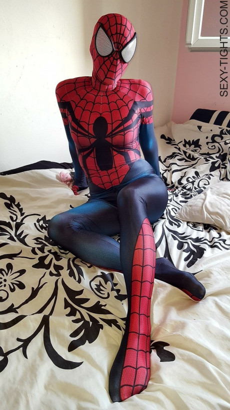 Cosplayer shows off her tight ass in a Spiderman costume on her bed