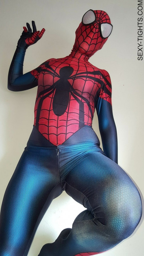 Cosplayer shows off her tight ass in a Spiderman costume on her bed - #173777
