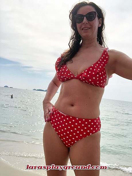 Sexy British chick girl Lara shows her big breasts & behind in her bikini compilation - Image 15 of 20  in Close Up category   featuring Lara Latex 
