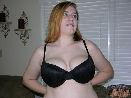 Chubby amateur Rosa slides jeans over her bare ass and slit as she gets undressed - #1266553
