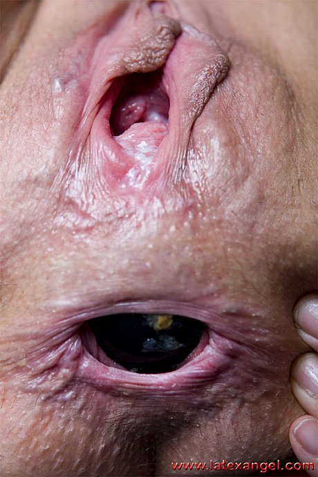 Brunette MILF sticks an eight ball into her asshole while wearing latex attire - Image 12 of 15  in Dildo category  