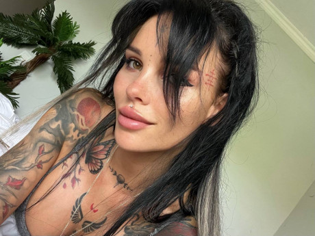 Tattooed OnlyFans beauty Sunny Free strips and shows her big titties - #947423