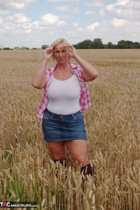 Chubby old MILF Melody reveals great giant titties & flashes hot behind in a field - #1121829