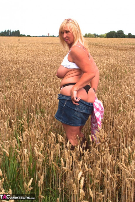 Chubby old MILF Melody reveals great giant titties & flashes hot behind in a field - #1121835