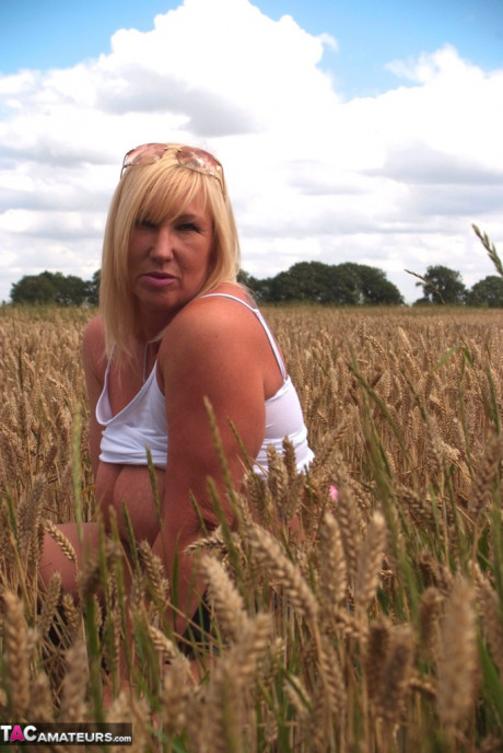 Chubby old MILF Melody reveals great giant titties & flashes hot behind in a field - #1121838
