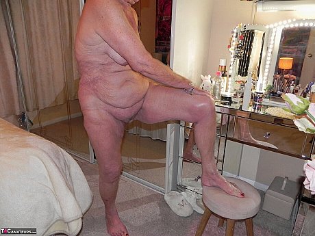 Blondy grandma Sparkle shows her enormous saggy titties and raw feet in the naked - Image 11 of 16  in Close Up category   featuring Sparkle 