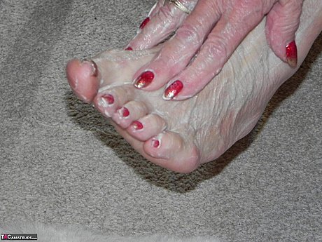 Blondy grandma Sparkle shows her enormous saggy titties and raw feet in the naked - Image 15 of 16  in Close Up category   featuring Sparkle 