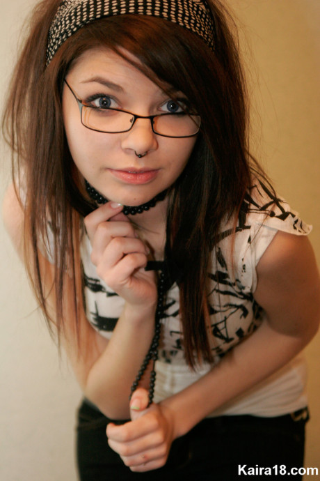 Barely legal teenie Kaira 18 takes her glasses off while modeling non undressed - #1285232
