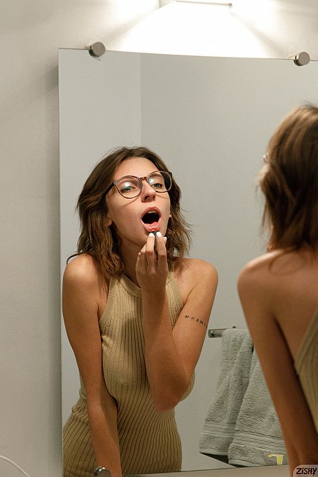 Stunning lovely babe Hopeless Sofrantic shows her hot legs & her natural tits - Gallery #40799