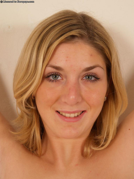 Amateur teenie Iva invites you in her snatch spreading it on the camera - #1171244