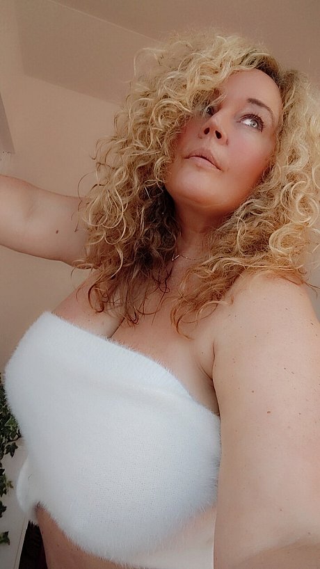 OnlyFans Dutch Curves In Heels nude Images - Image 1 of 10  in Amateur category  