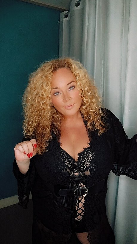 OnlyFans Dutch Curves In Heels nude Images - Image 2 of 10  in Amateur category  