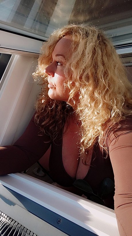 OnlyFans Dutch Curves In Heels nude Images - Image 3 of 10  in Amateur category  