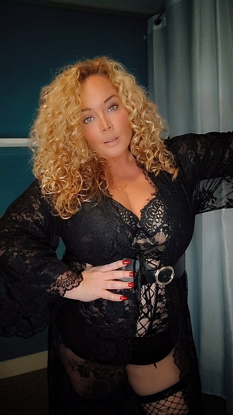 OnlyFans Dutch Curves In Heels nude Images - Image 4 of 10  in Amateur category  