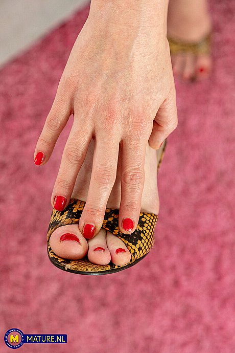 Amateur MILF with glasses Laura Blond massages her yummy toes & rides a toy - Image 2 of 21  in Dildo category   featuring Laura Blond 