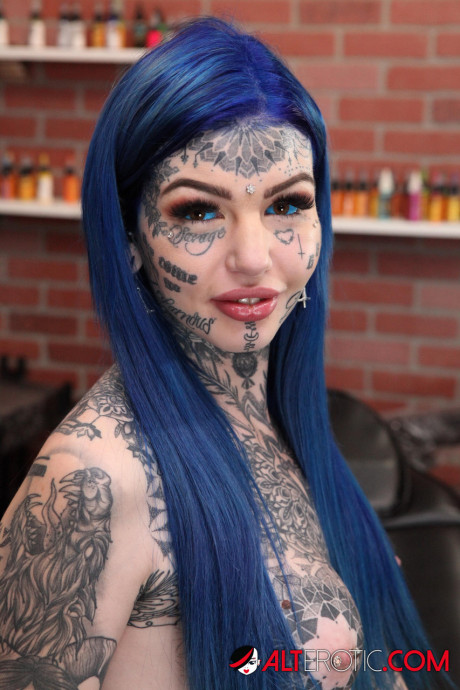 Heavily tattooed skank gf girl Amber Luke poses nude in a tattoo shop - #541354