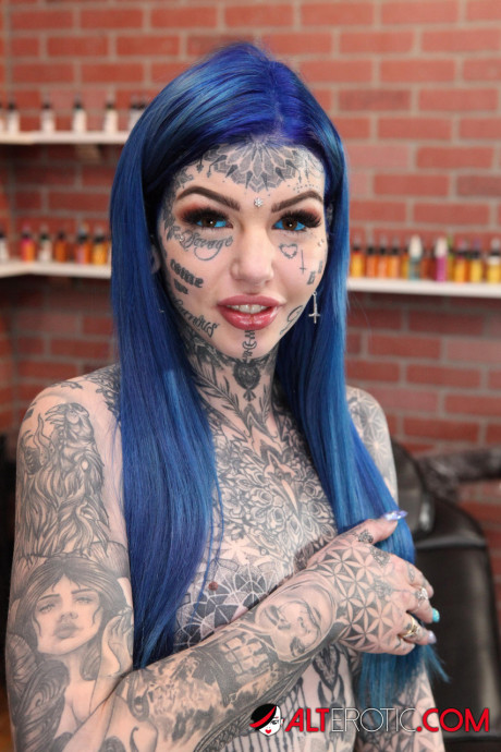 Heavily tattooed skank gf girl Amber Luke poses nude in a tattoo shop - #541356