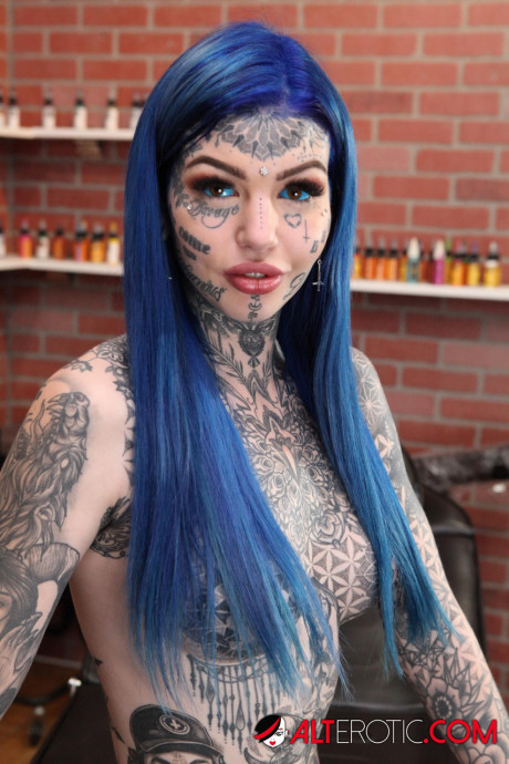 Heavily tattooed skank gf girl Amber Luke poses nude in a tattoo shop - #541358