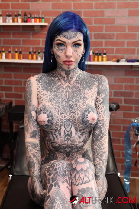 Heavily tattooed skank gf girl Amber Luke poses nude in a tattoo shop - #541359