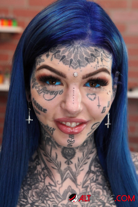 Heavily tattooed skank gf girl Amber Luke poses nude in a tattoo shop - #541368