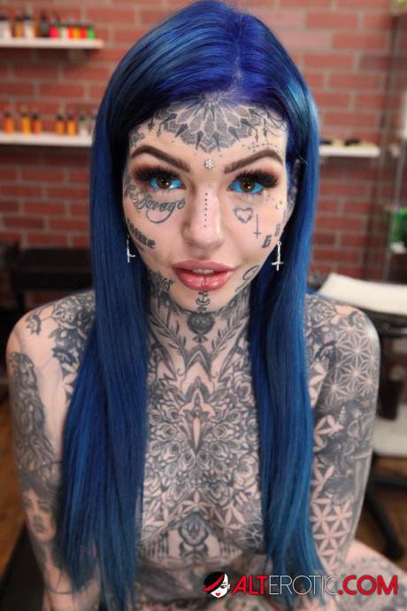Heavily tattooed skank gf girl Amber Luke poses nude in a tattoo shop - #541369