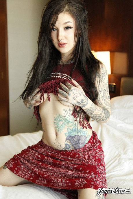 Pale tattooed emo girl girl woman Kelsi Lynn flaunts her colorful curves & spreads cunt - #407019