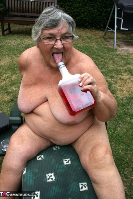 Slutty amateur old lady Libby inserting a bottle in her meaty pussy in the garden - #122938