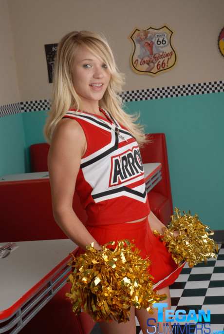 Sweet college yellow-haired Tegan Summers poses in a cheerleader outfit at a diner - #108072