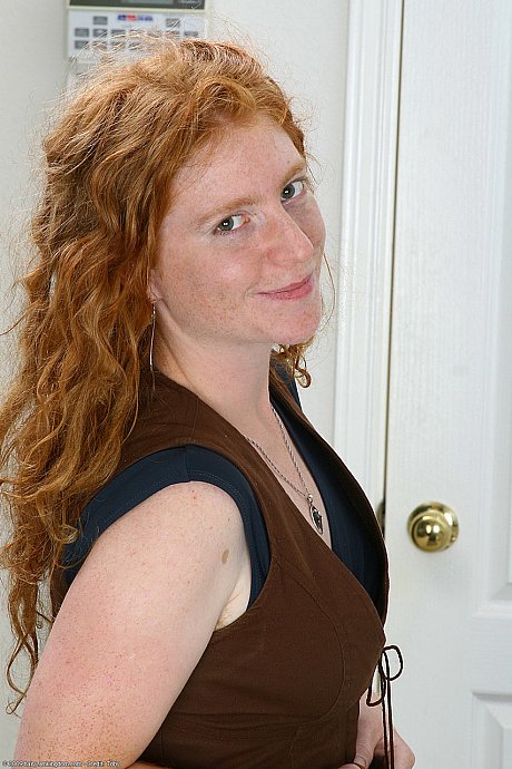 Redheaded amateur Morgan massages her natural tits & spreads her silky cunt - Image 2 of 20  in Tiny Tits category   featuring Rousse Poilu 