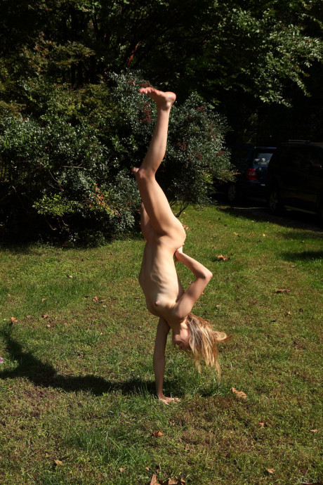 Acrobatic teen Addee Kate reveals her thin body & toys her twat outside - #709344