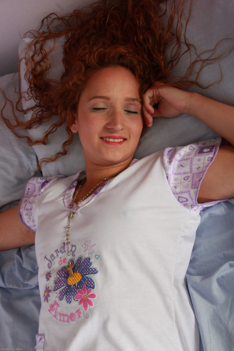 Lovely babe Andrea unveils her gigantic behind & furry crotch first thing in the morning - #1138891