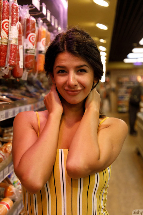 Adorable babe Nadia Serbinenko shows her ravishing naked body in a taxi - #913526