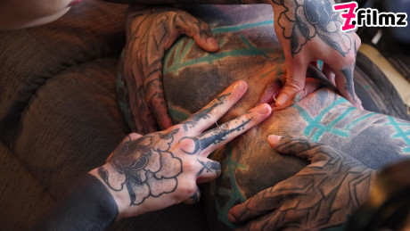 Heavily tattooed ladies Nux Vomica & Anuskatzz partake in lesbian sex - #589615