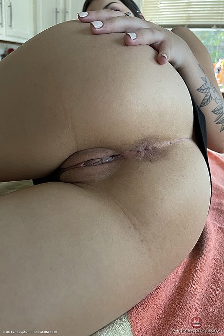 Gorgeous babe Bella Luna displays her huge breasts and flaunts her hot vagina - Image 17 of 21  in Pussy category   featuring Bella Luna 