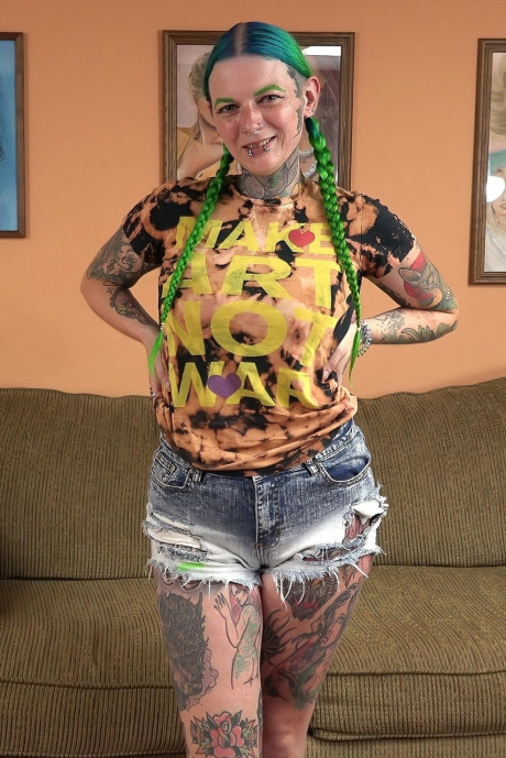 Green-haired chick Vibe Ryder unveils her tattoo-covered body & gives a blowjob - #806414