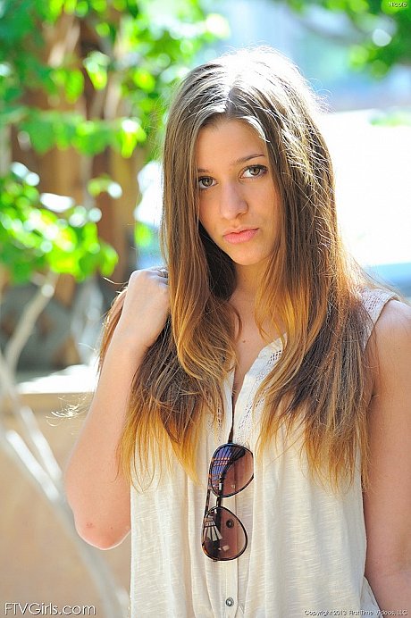 Kinky teenie bitch girl girl takes off her clothes on sidewalk outside her house - Gallery #47236