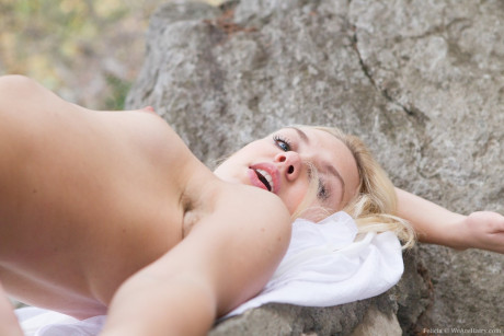 Amateur blondie Felicia unveils her bushy vagina in a hot outdoor striptease - #909202