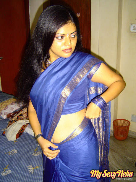 Ravishing sexy Indian girl girlfriend lady sets her natural breasts free of traditional clothing - #185923