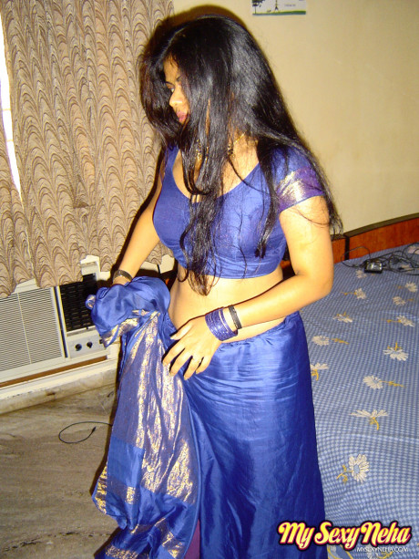 Ravishing sexy Indian girl girlfriend lady sets her natural breasts free of traditional clothing - #185927