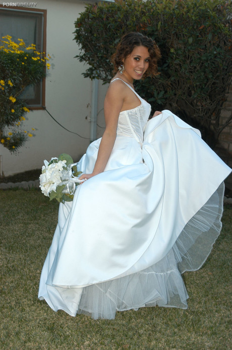Hispanic bride Renae Cruz hikes her wedding dress to masturbate on the lawn - #859103