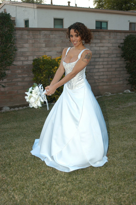 Hispanic bride Renae Cruz hikes her wedding dress to masturbate on the lawn - #859104