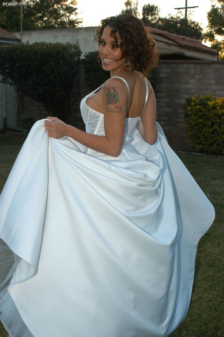 Hispanic bride Renae Cruz hikes her wedding dress to masturbate on the lawn - #859105