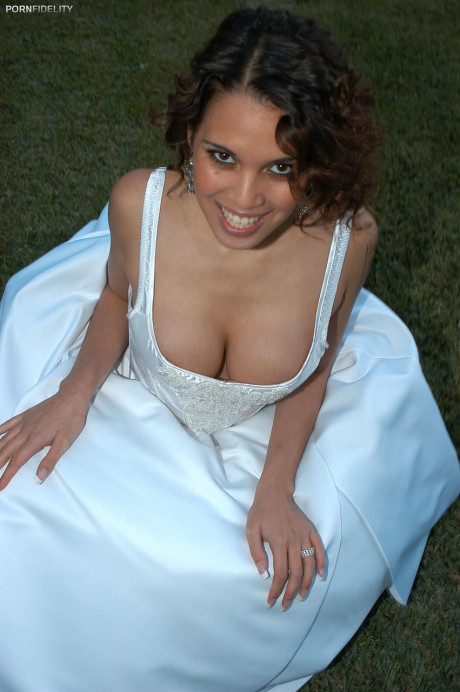 Hispanic bride Renae Cruz hikes her wedding dress to masturbate on the lawn