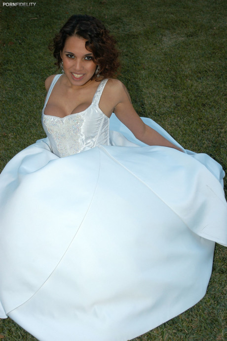 Hispanic bride Renae Cruz hikes her wedding dress to masturbate on the lawn - #859107