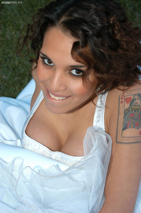 Hispanic bride Renae Cruz hikes her wedding dress to masturbate on the lawn - #859112