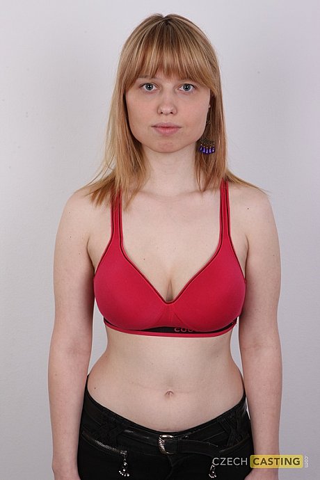 Amateur model Romana removes her clothes and winter boots to get naked