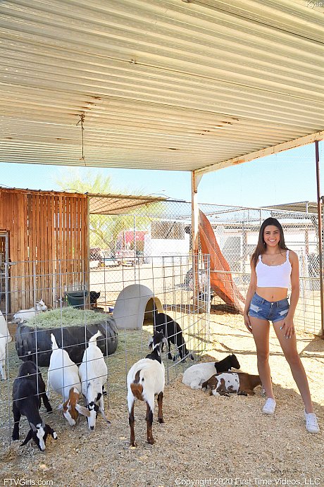 Smiley amateur babe Kylie poses in her denim shorts & white shirt at the zoo - Gallery #810